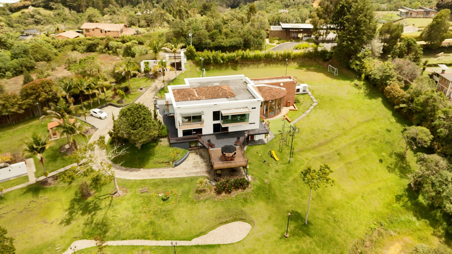 Vista cenital con dron de Finca Avalon y su terreno