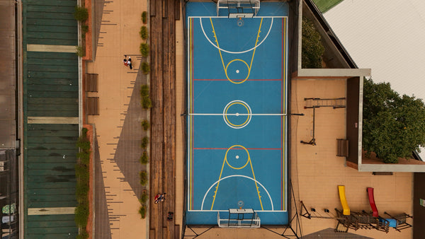 Vista cenital con dron de cancha y piscina en unidad residencial