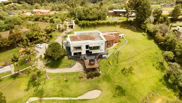 Vista cenital con dron de Finca Avalon y su terreno