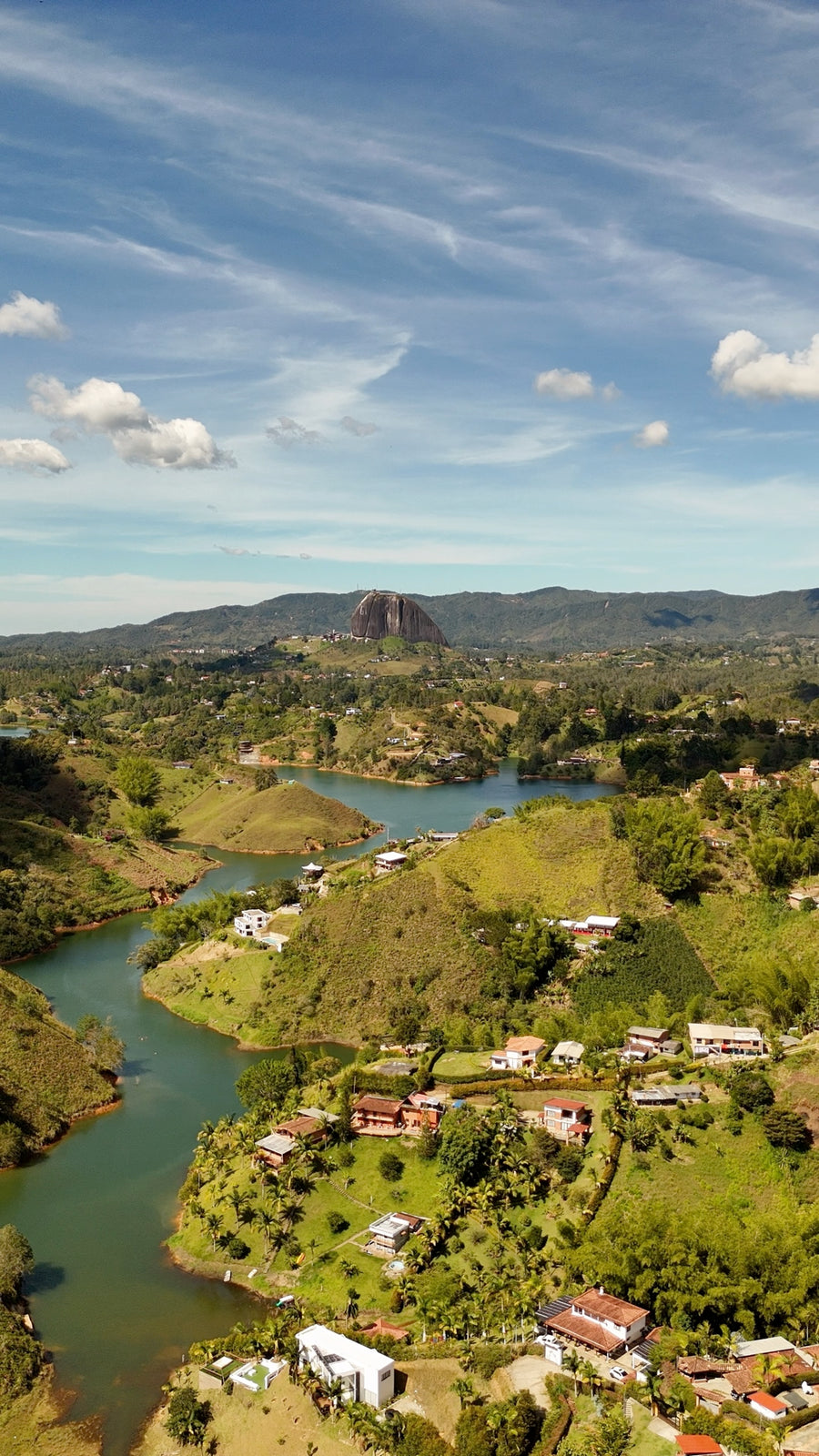 Toma aérea vertical con dron del embalse de Guatapé